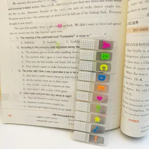 Gekleurde transparante tabbladen met letters en symbolen op een boekpagina