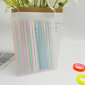 Gros plan d'onglets d'index transparents ultra-fins à dégradé pour marqueurs de lecture.