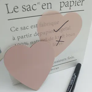 Gros plan de post-it PET en forme de cœur rose Morandi translucide pour journal créatif