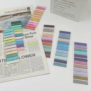 Dettaglio delle schede indice Morandi PET colorate su sfondo di giornale vintage