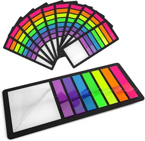 Primo piano di foglietti adesivi trasparenti colorati su supporto nero per marcare