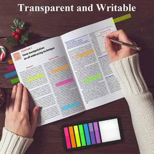 Primo piano di schede indice trasparenti colorate utilizzate per annotare un libro
