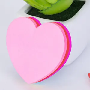 Gros plan détaillé de notes autocollantes colorées en forme de cœur pour la Saint-Valentin