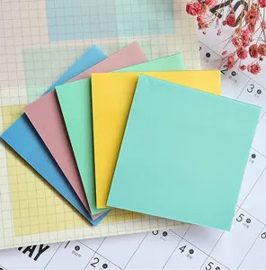 Nahaufnahme von fünf bunten durchscheinenden Haftnotizen in Fächeranordnung