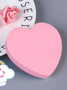 Détail rapproché de notes autocollantes roses en forme de cœur pour Saint-Valentin