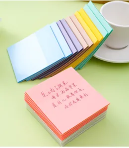 Vista dettagliata di post-it trasparenti color Morandi scrivibili con scrittura a mano.