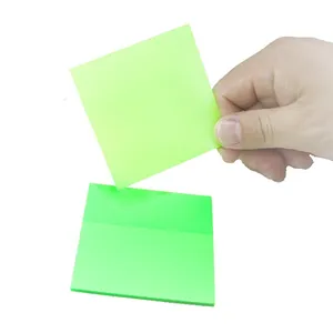 Detailaufnahme eines lichtdurchlässigen neongrünen wasserfesten Haftnotizzettels.