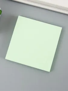 Nahaufnahme eines minimalistischen pastellgrünen quadratischen Haftnotizblocks für Notizen