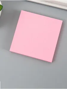 Nahaufnahme eines rosa Haftnotizblocks im Macaron-Stil für Büro- und Schulbedarf.