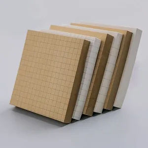 Vista dettagliata di post-it quadrati minimalisti con motivi a quadretti e righe