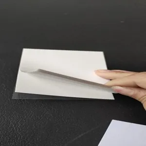 Nahaufnahme eines weißen PET-Haftnotizaufklebers, der von der Folie abgezogen wird