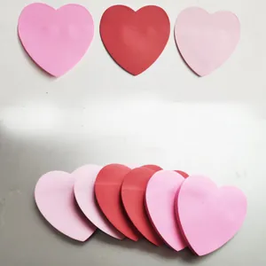 Notes autocollantes en forme de cœur pour la Saint-Valentin en nuances de rose et rouge