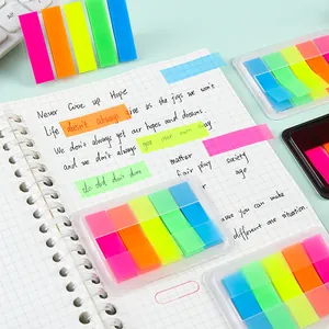 Onglets d'index translucides fluorescents colorés sur un carnet à spirale blanc