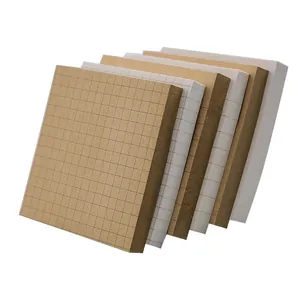 Set mit dicken Kraft- und weißen Haftnotizen mit Raster für Büro und Schulbedarf