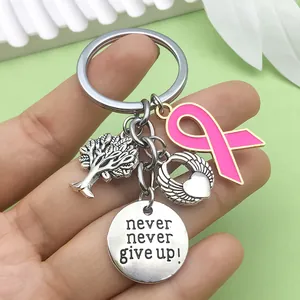 Detalle de llavero con árbol de la vida y colgante grabado never never give up