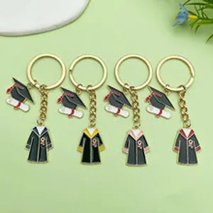 Vista detallada de llaveros creativos con birrete y toga de graduación en varios colores