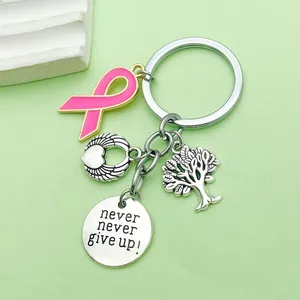 Detalle del llavero contra el cáncer de mama con lazo rosa, árbol de la vida y corazón.
