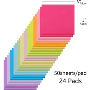 Vista dettagliata di 24 blocchetti di post-it colorati 3x3, 50 fogli l'uno