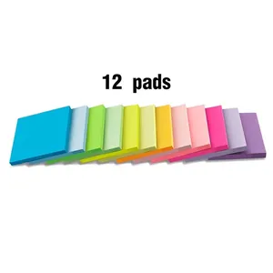 Dettaglio di 12 blocchetti di foglietti adesivi colorati 76x76 mm in tonalità vivaci.