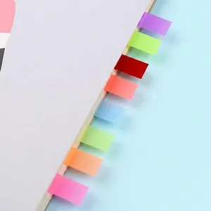 Primo piano di schede indice adesive semitrasparenti in 8 colori vivaci