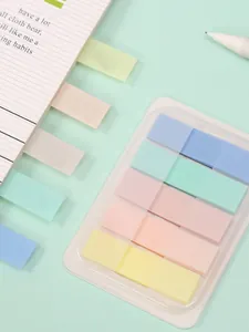 Detailansicht der halbtransparenten PET-Indexregister in Pastellfarben auf Notizbuch.