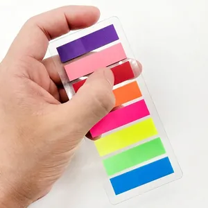 Primo piano di 8 linguette d'indice in pellicola trasparente colorata tenute in mano