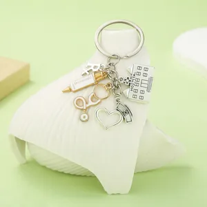 Llavero de Tema Médico Jeringa Estetoscopio Hospital Corazón Colgantes Regalo de Enfermera Llavero de Aleación para Mochila Coche Llave Accesorio