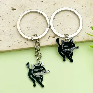 Détail du porte-clés chat noir de dessin animé tenant un couteau dans sa bouche