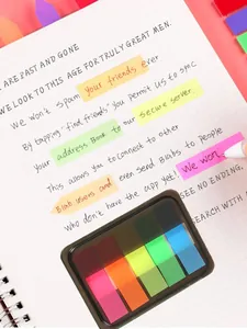 Detailansicht von transparenten PET-Indexlaschen zum Markieren von Text in einem Planer