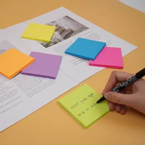 Foglietti adesivi colorati 76x76mm quadrati per uso professionale in ufficio e scuola