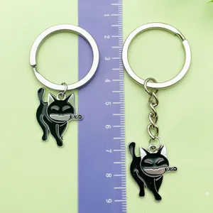 Vue détaillée de porte-clés chat noir avec couteau et règle de mesure de précision
