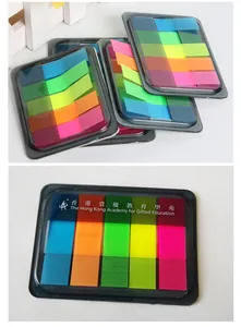 Nahaufnahme von lichtdurchlässigen PET-Index-Haftnotizen in einem schwarzen Etui