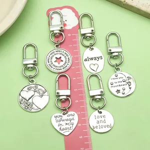 Detailansicht silberner Schlüsselanhänger mit inspirierenden Zitaten für Geschenke