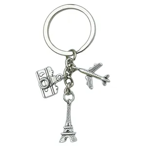 Zilverkleurige reissleutelhanger met Eiffeltoren, vliegtuig en camera hangers van legering