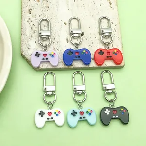Detailansicht des bunten Mini-Spielecontroller-Schlüsselanhänger-Sets in sechs Farben