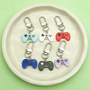 Set mit sechs bunten Mini-Gamecontroller-Schlüsselanhängern für Rucksäcke und Autozubehör.