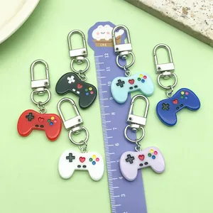 Detailansicht bunter Mini-Game-Controller-Schlüsselanhänger mit Herzmuster und Lineal