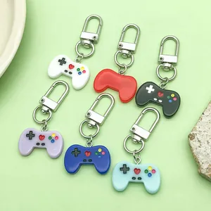 Detailansicht von sechs bunten Mini-Spielecontroller-Schlüsselanhängern mit Metallclips