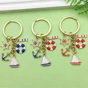 Detailopname van sleutelhangers met nautisch thema met kleurrijke emaille bedeltjes