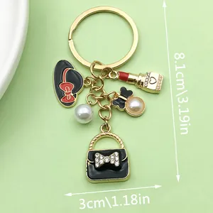 Vista detallada que muestra las dimensiones 8,1cm x 3cm de un elegante llavero con bolso.