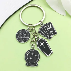 Porte-clés gothique en émail avec breloques de cartes de tarot, cercueil et pentagramme.