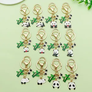 Meerdere schattige panda- en bamboehangers aan gouden metalen sleutelhangers netjes opgesteld.
