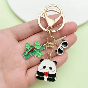 Detailopname van een schattige panda en bamboe emaille sleutelhanger met goudkleurig metaal
