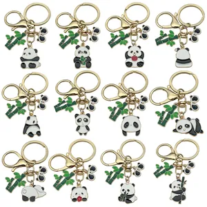 Gedetailleerde collectie van 12 schattige metalen panda- en bamboesleutelhangers