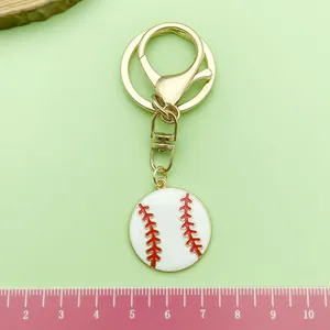 Detailansicht eines Baseball-Schlüsselanhängers mit rosa Lineal zur Größenreferenz