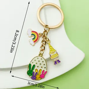 Vista detallada del llavero de huevo de Pascua colorido, dimensiones 8,2 cm por 3 cm