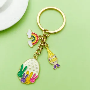 Primer plano de un llavero esmaltado con huevo de Pasqua, conejo y arco iris colorido