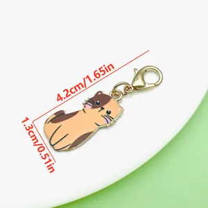 Schattige emaille kattenhanger met gouden karabijnsluiting, afmetingen 4,2 x 1,3 cm groot.