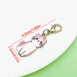 Schattige roze en witte emaille kattenhanger met karabijnsluiting maat 4,2 x 1,3 cm