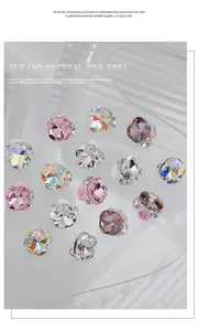 Détail macro de breloques nail art en cristal carré avec des accents de rose 3D